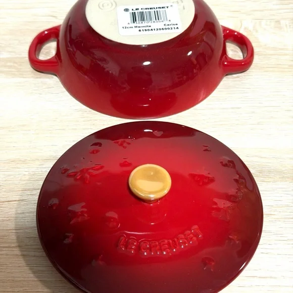 Le Creuset Mini Marmite Star Relief - Picture 6 of 9